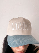 Load image into Gallery viewer, MOMMIN’ two tone trucker hat