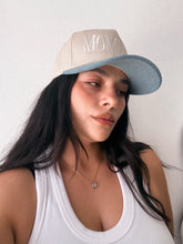 Load image into Gallery viewer, MOMMIN’ two tone trucker hat