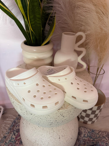 Platform crocs color: White (SIZE: j6) junior/big kids size (fits a size 8 in women’s)