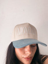 Load image into Gallery viewer, MOMMIN’ two tone trucker hat