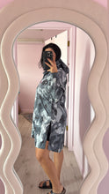 Load image into Gallery viewer, Nike Lightweight Rain Jacket (MEDIUM)