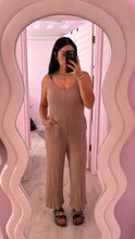 Load image into Gallery viewer, Ribbed jumper (SIZE LARGE)