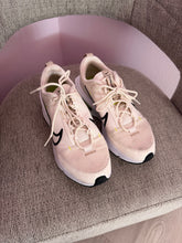 Load image into Gallery viewer, Air max woman’s Nike’s (SIZE: 8)
