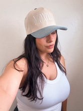 Load image into Gallery viewer, MOMMIN’ two tone trucker hat