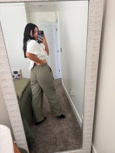 Load image into Gallery viewer, Parachute Cargo pants (Medium)