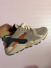 Load image into Gallery viewer, Nikes Air (Woman’s size 8.5)