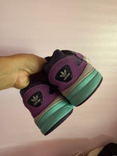 Load image into Gallery viewer, Adidas (Size: Woman 7.5)