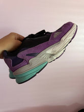 Load image into Gallery viewer, Adidas (Size: Woman 7.5)