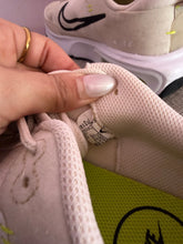 Load image into Gallery viewer, Air max woman’s Nike’s (SIZE: 8)