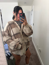 Load image into Gallery viewer, Teddy plaid jacket (Large)