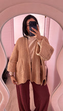 Load image into Gallery viewer, Chunky knit cardigan (LARGE)