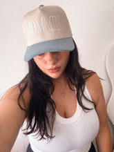 Load image into Gallery viewer, MOMMIN’ two tone trucker hat