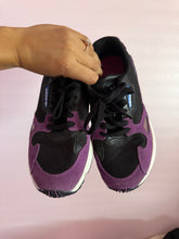 Load image into Gallery viewer, Adidas (Size: Woman 7.5)