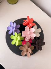 Load image into Gallery viewer, the flower patch hair clip (9 COLORS)