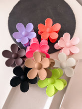 Load image into Gallery viewer, the flower patch hair clip (9 COLORS)