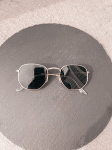 it’s a classic sunglasses (2 COLORS)
